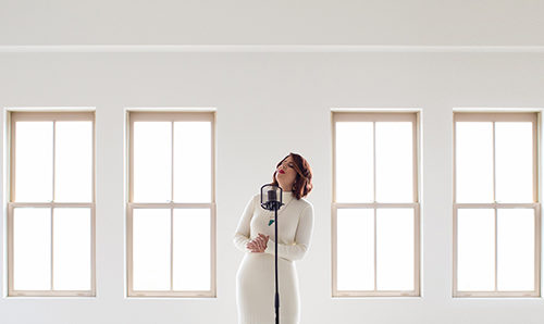Christian Artist Ileen Laura Shakes Off Anxiety & Self-Doubt In Uplifting, Affirming “I Am Yours”