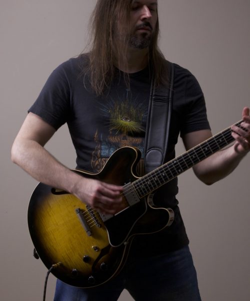 Carlos Thurler’s Single ‘Divided’ Showcases a Powerful Fusion of Grunge, Britpop and Stoner Rock Influences