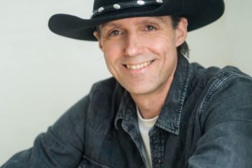  Sing Along with Multi-Award-Winning Country Music Star Laurie LeBlanc on His Cozy “Campfire Song”
