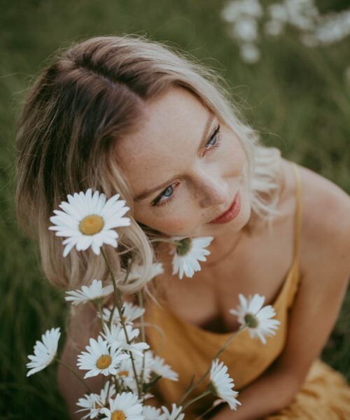 Discover Abøn’s Debut Album ‘Talon’: Where Gentle Vocals, Classical Elegance, and Pop Flourish in Perfect Harmony