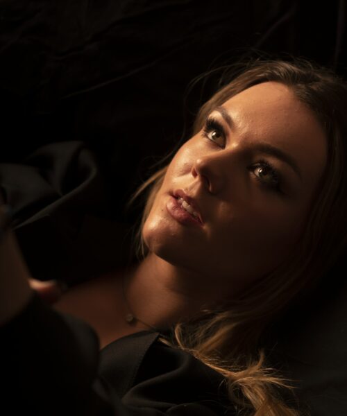 Alt/Dark-Pop Sensation Mikalyn Returns with Haunting New Single ‘Falling Apart’ Ahead of Highly Anticipated EP Release