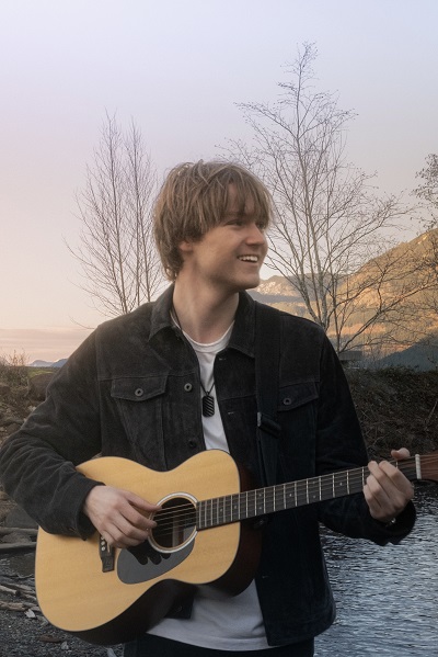 Sean Thomas Builds a Pop Cathedral on New Single “BETTER”