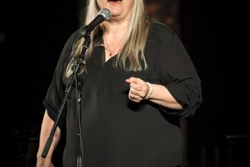 Carla Muller Shares Two Personal New Songs “That Tree” and “Everything’s Gonna Be Alright” Honouring Her Sisters