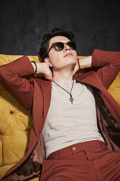 Noah Kosta Brings Classic Jazz Pop Into a New Generation With Debut Album ‘Right Here’