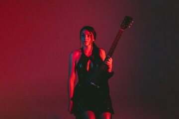  Maiah Wynne Announces New Studio Album “Into the Waves” Set for Release On 25th September
